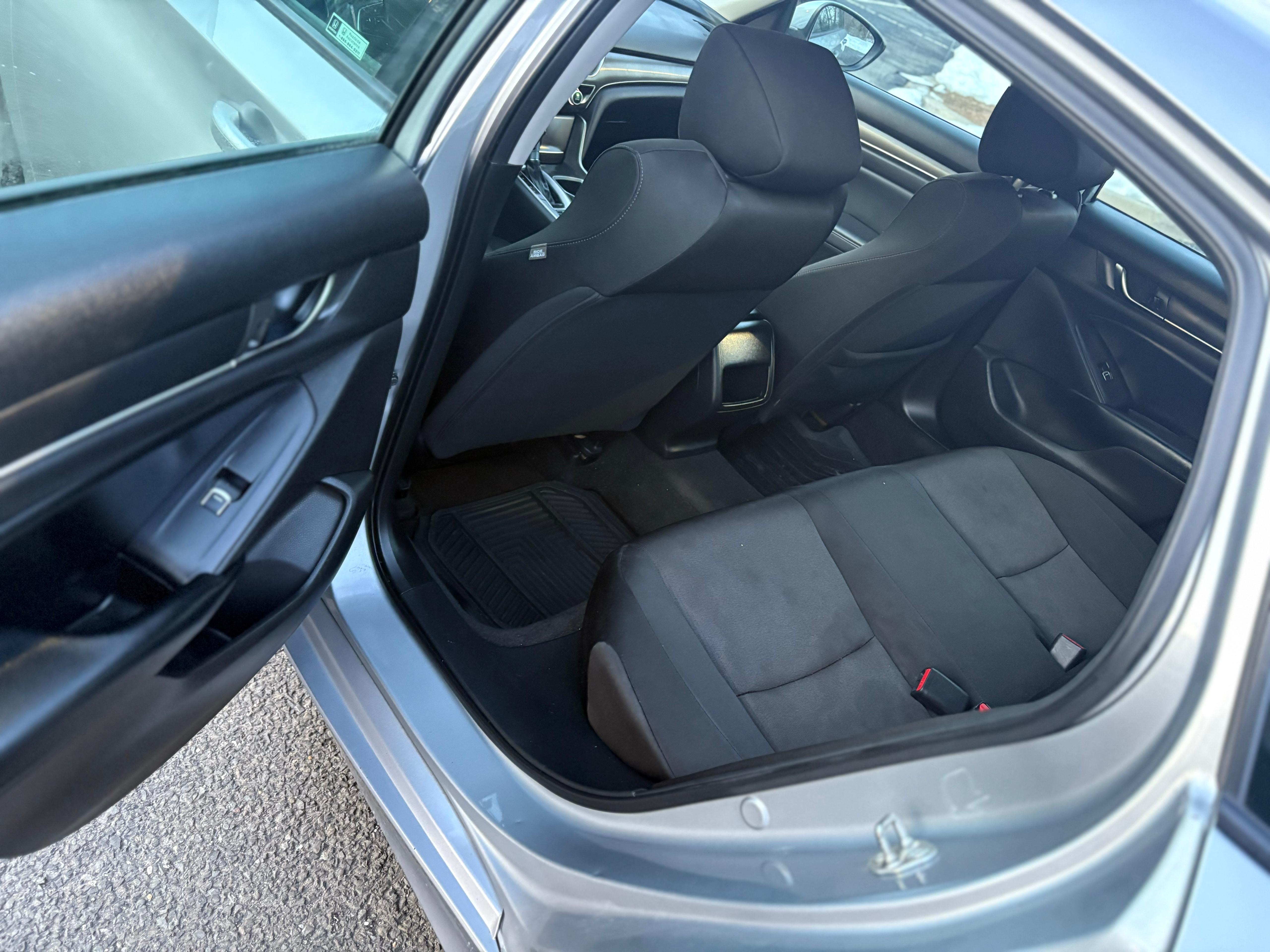Vehicle photo 9