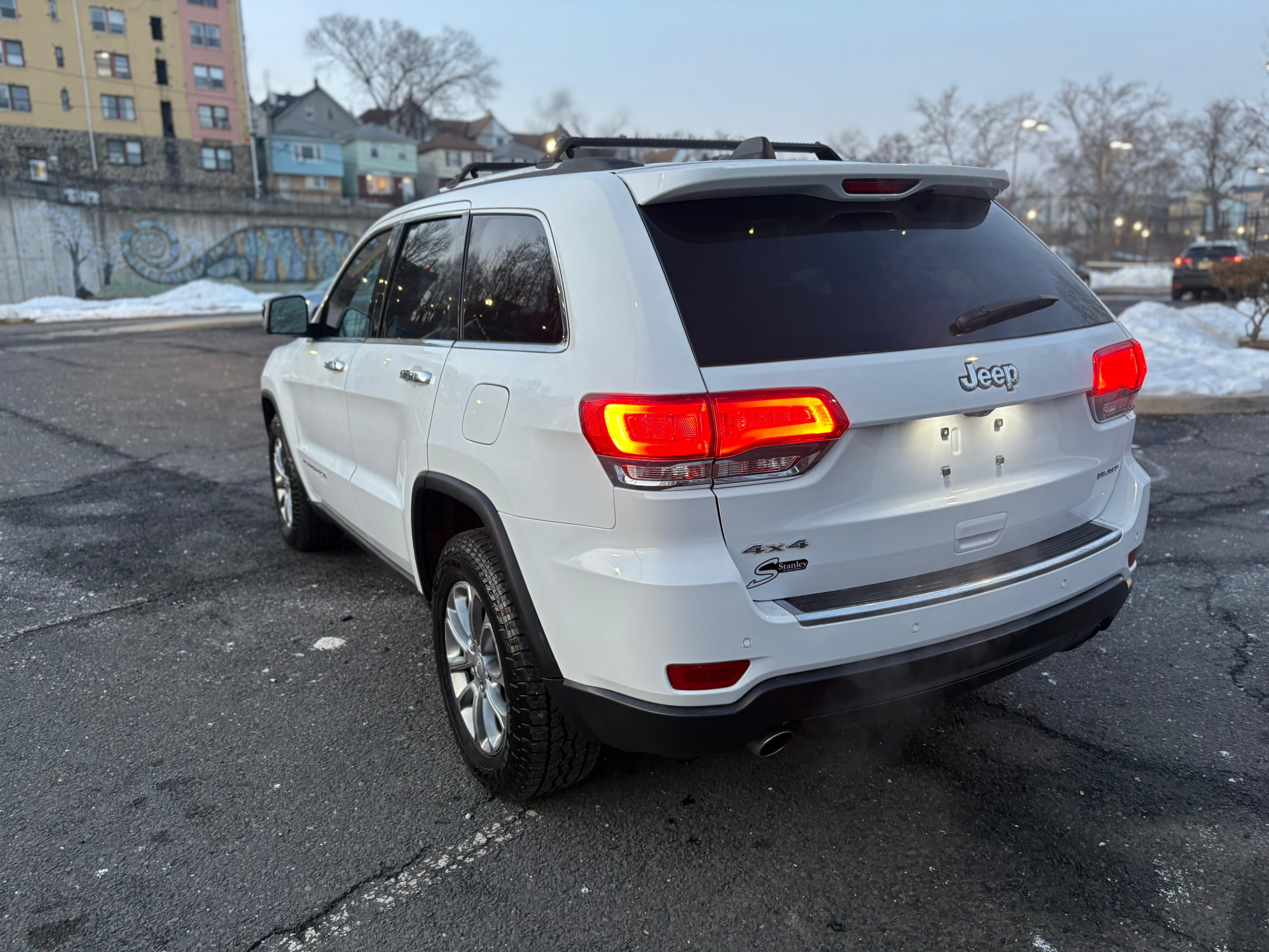 Vehicle photo 5